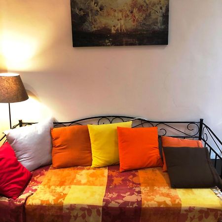 80кв.м. 3 спалень, 1 окремих ванних Квартира в Exarchia Афіни Екстер'єр фото